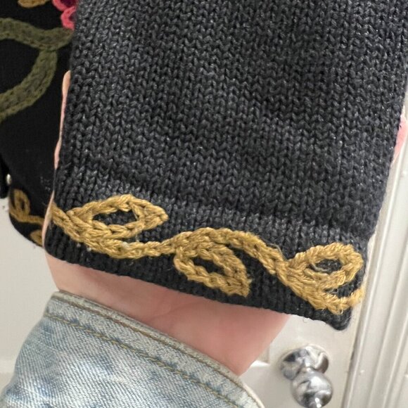 VINTAGE 90s Black Floral Embroidered Knit Long Sleeve Beautiful Cardigan Medium - Picture 10 of 12